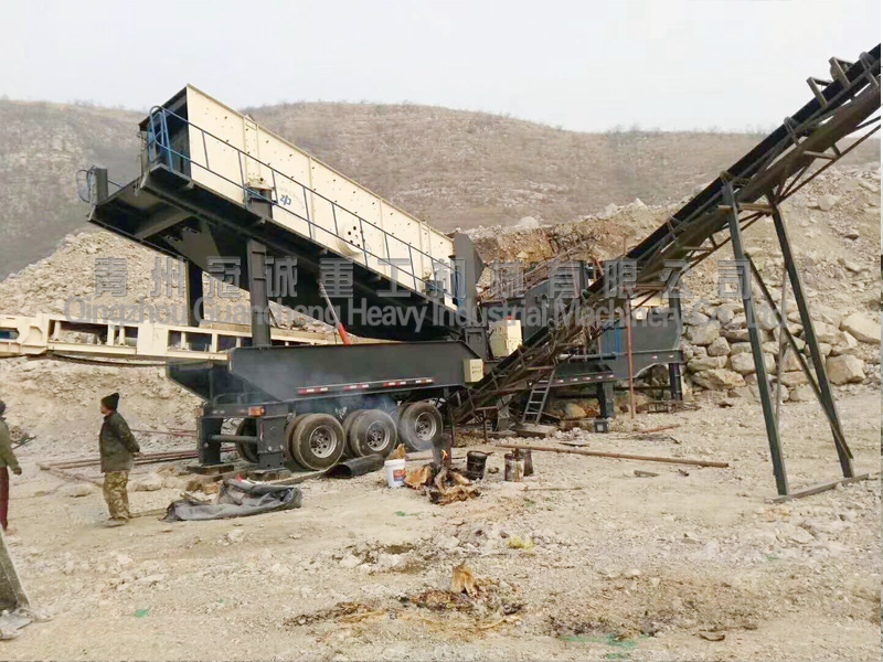 Mobile crushing screening station